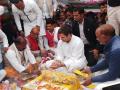 मकर संक्रांतीनिमित्त राहुल गांधींनी अमेठीत केली पूजा - Marathi News | Rahul Gandhi did Amethi to celebrate Makar Sankranti | Latest national Photos at Lokmat.com