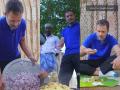 राहुल गांधींनी बनवला रायता, मशरुम बिर्याणीचीही चव चाखली - Marathi News | Rahul Gandhi also tasted Raita and Mushroom Biryani in tamilnadu | Latest national Photos at Lokmat.com