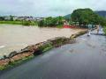नागोठण्यातील अंबा नदीवरील ऐतिहासिक पुलाचे कठडे तुटले - Marathi News | The historic bridge over the Amba River collapses in Nagato | Latest raigad News at Lokmat.com