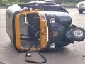 रिक्षा पलटी झाल्याने दोघी बहिणी गंभीर जखमी - Marathi News | Two sisters were seriously injured when the rickshaw overturned in Kankavli | Latest sindhudurga News at Lokmat.com