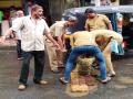 पश्चिमेकडील जुन्या डोंबिवलीत रिक्षाचालकांनीच बुजवले खड्डे - Marathi News | In the old Dombivali in the west, the rickshaw pullers dug | Latest thane News at Lokmat.com