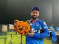Rishabh Pant : रिषभ पंतला १.६३ कोटींचा चुना लावला, Luxury घड्याळ्यांच्या मोहात कष्टाचा पैसा गमावला!  - Marathi News | Indian Wicketkeeper-batsman Rishabh Pant was duped for Rs 1,63,00,000 last year in February through a bounced cheque | Latest cricket News at Lokmat.com