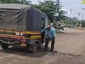 Sangli: रिक्षा चालकाने खड्डे मुजविले, अन् महापालिका प्रशासन जागे झाले - Marathi News | The rickshaw puller plowed potholes on the Kupwad to Vijayanagar road in Sangli | Latest sangli News at Lokmat.com
