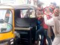 ट्रॅफिक पोलिसांनी पावती फाडली, रिक्षावाल्यानं गळ्यात फास लटकवला - Marathi News | Traffic police tear up the receipt, the rickshaw driver hangs in the throat | Latest national News at Lokmat.com