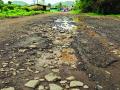 जिल्ह्यातील रस्त्यांची खड्ड्यांमुळे चाळण - Marathi News | Chalan by road potholes in the district | Latest raigad News at Lokmat.com