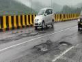 केंद्र सरकारच्या नवीन वरसावे पुलावर पहिल्याच पावसात खड्डे  - Marathi News | Central government's new Varasave bridge potholes in the first rain | Latest thane News at Lokmat.com