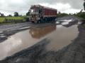 खड्डयांमूळे गुजरात महामार्ग बनला मृत्यूचा सापळा - Marathi News | Gujarat Highway became a death trap due to potholes | Latest nashik News at Lokmat.com
