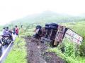 रोहा-नागोठणे मार्गावर ट्रक पलटी - Marathi News | The truck overturned on Roha-Naggotane route | Latest raigad News at Lokmat.com