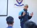 मान गए उस्ताद!; दुखापतीतून सावरण्यासाठी NCA मध्ये गेलेल्या रोहित शर्माची मन जिंकणारी कृती, भारताचे भविष्य उज्ज्वल - Marathi News | Rohit Sharma sharing his experiences with the U-19 Indian team at NCA, Injured Rohit Sharma and Ravindra Jadeja at NCA to regain fitness | Latest cricket News at Lokmat.com