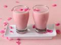 असा तयार करा शरीराला थंडावा देणारा 'रोज बदाम शेक' - Marathi News | Make something like a rose and almond milk at home know recipe in marathi | Latest food News at Lokmat.com