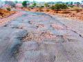 रस्त्यावर जागोजागी खड्डे, वाहनचालक त्रस्त - Marathi News | Road worn potholes, truck driver suffers | Latest pune News at Lokmat.com