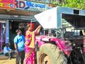 Women's Day Special : ट्रॅक्टरचालकांच्या सावलीसाठी राबतात रुपालीताई - Marathi News | Women's Day Special: Transparency for the shadow of tractor operators | Latest solapur News at Lokmat.com