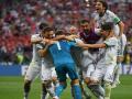 FIFA Football World Cup 2018 :  रशियाने असा साजरा केला विजयी जल्लोष... - Marathi News | FIFA Football World Cup 2018: Russia celebrates winning victory ... | Latest football News at Lokmat.com
