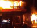 वर्ध्यात दोन व्यावसायिक प्रतिष्ठानांना आग - Marathi News | Two commercial establishments fire in Wardha | Latest vardha News at Lokmat.com