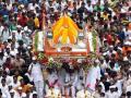 भक्तीचा महापूर; दिवस-रात्र रांगा लावून पालखीचे दर्शन - Marathi News | Deluge of devotion; Darshan of Palkhi lined up day and night | Latest pune News at Lokmat.com