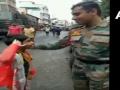 Maharashtra Floods Video: तुम्ही खूप चांगले काम करता, चिमुकलीचा जवानास भावनिक सलाम - Marathi News | Maharashtra Floods Video: child salute to indian army man | Latest maharashtra News at Lokmat.com