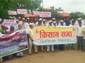 समृद्धीबाधित शेतकऱ्यांची निदर्शनं - Marathi News | The demonstrations of prosperity affected farmers | Latest nashik News at Lokmat.com