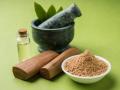 चंदनाचे 'हे' आरोग्यदायी फायदे जाणून घ्या - Marathi News | benefits of sandalwood powder and oil | Latest health News at Lokmat.com