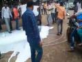 अन् कवठेमहाकाळ येथे आंदोलनकर्त्यांनी रस्त्यावर ओतलं दूध - Marathi News | milk dairy farmers strike in Kavathe-Mahankal | Latest sangli Videos at Lokmat.com