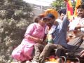सनी देओल यांचा महिलेने घेतला किस, व्हिडिओ व्हायरल... - Marathi News | a female fan of Sunny Deol kissed on his cheeks during Election road show | Latest national News at Lokmat.com