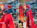 Video: झटपट पटापट... दुकानदाराने अवघ्या काही सेकंदात नेसून दाखवली साडी, नेटकरीही झाले अवाक् - Marathi News | viral video saree shopkeeper drapes it faster than anyone else social media trend | Latest social-viral News at Lokmat.com