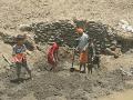 तलावातील गाळ उपसून शेतकरी कुटुंबाने केला झिरा - Marathi News | Farmers' family has remove sludge and forms pond for water | Latest chhatrapati-sambhajinagar News at Lokmat.com