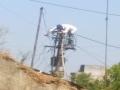 Satara: जीव धोक्यात घालून वीज वितरण कर्मचारी पाडतायत ‘उजेड’ - Marathi News | Electricity distribution workers risk their lives in satara | Latest satara News at Lokmat.com