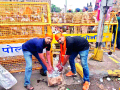 गोडोलीच्या मावळ्यांकडून मुंबईत स्वच्छता - Marathi News | Cleanliness in Goddess of Godoli | Latest satara News at Lokmat.com