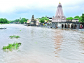 वाईचा कृष्णा घाट पाण्याखाली - Marathi News | Wicha Krishna Ghat under water | Latest satara News at Lokmat.com