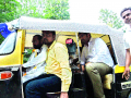शिवेंद्रसिंहराजे रिक्षातून ‘आरटीओ’त... - Marathi News | Shivendra Singh Rao 'RTI' from rickshaw | Latest satara News at Lokmat.com