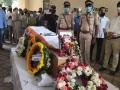 कॅप्टन दीपक साठे अनंतात विलीन शासकीय इतमामात अंत्यसंस्कार - Marathi News | Pilot Of Kerala Plane Crash Cremated With State Honours In Mumbai | Latest mumbai News at Lokmat.com