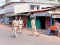 CoronaVirus Lockdown : पोलिसांनी बाजारपेठेत फिरून दुकाने केली बंद - Marathi News | CoronaVirus Lockdown: Police closed shops in the market | Latest sindhudurga News at Lokmat.com