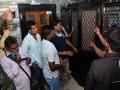नगरमध्ये सिनेस्टाइल कारवाई; बंगल्याचा दरवाजा तोडून आरोपीला अटक - Marathi News | Cinestyle action in town; Accused arrested for breaking down bungalow door | Latest ahilyanagar News at Lokmat.com