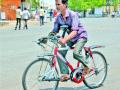 अनोखी कल्पना ; सायकल चालवता-चालवता पाय थकले की हँडलवरच्या पॅडलकडे सरसावतात हात - Marathi News | Unique ideas; Hands on the bicycle-driven legs are handy with handles paddles | Latest solapur News at Lokmat.com
