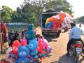 कोरोनामुळे स्थलांतरित भटक्या कुटुंबांवर फुगे विकण्याची वेळ - Marathi News | Time to sell balloons to migrant nomadic families due to corona | Latest vasai-virar News at Lokmat.com