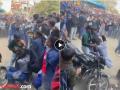 VIDEO : मुलींची बेल्टनं एकमेकींना तूफान हाणामारी, मागे डान्स करत आहेत मुलं... - Marathi News | School girls group fighting video goes viral | Latest social-viral News at Lokmat.com
