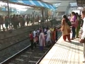विशेष लोकलसाठी महिला उतरल्या रुळांवर - Marathi News | Women passenger strike on track for special local | Latest thane News at Lokmat.com