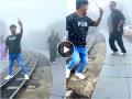 Video - सेल्फीचा नाद लय बेक्कार! ट्रॅकवर उभा असताना आली ट्रेन, 1 सेकंद उशीर झाला असता तर... - Marathi News | dangerous toy train stunt video at darjeeling railway tracks | Latest social-viral News at Lokmat.com