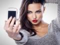 Selfie घेण्याच्या नादात तुटू शकतो हात, वेळीच व्हा सावध!  - Marathi News | Doctor says selfie can be worse for health selfie wrist health hazard | Latest health News at Lokmat.com
