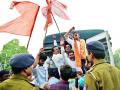 विद्यापीठाच्या जागा अतिक्रमण करण्यासाठी का? शिवसेनेचा विद्यापीठाला सवाल - Marathi News | To encroach on the land of the university? The question of Shivsena to University | Latest nagpur News at Lokmat.com