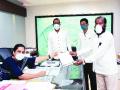 शिवसेनेचे आमदार अडकले कात्रीत; आंदोलकांना टाळून केली नुकसानीची पहाणी - Marathi News | Shiv Sena MLAs stuck in Katri; The damage was avoided by the protesters | Latest raigad News at Lokmat.com