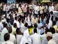 सेनगावात सुरळीत विज पुरवठ्याच्या मागणीसाठी शेतकऱ्यांचा रास्ता रोको - Marathi News | farmers' rastaroko for electricity supply in Sengaon | Latest hingoli News at Lokmat.com