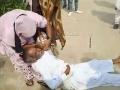 जमीन विकायला गेलेल्या सासऱ्याला सुनांनी लाथाबुक्क्यांनी बदडले - Marathi News | father in law beaten by daughters in law for selling land | Latest national News at Lokmat.com