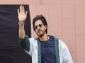 Shahrukh Khan : 'लगोरी' खेळायच्या आधी शाहरुखच्या चाहत्यांशी गप्पा, पठाणसाठी किती फीस घेतली यावर म्हणतो... - Marathi News | shahrukh khan answers when fan ask how much fees he took for pathaan | Latest filmy News at Lokmat.com