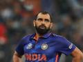 T20 World Cup 2022: Mohammad Shami पण वर्ल्ड कपला मुकणार? टीम इंडिया १५व्या खेळाडूशिवाय ऑस्ट्रेलियाला जाणार - Marathi News | T20 World Cup 2022: The BCCI is uncertain about Mohammad Shami's fitness. They'll wait for his progress, if Shami fails to attain the fitness, one of Siraj or Deepak Chahar will be part of the main squad | Latest cricket News at Lokmat.com