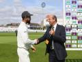 ... अन् विराट कोहलीने शॅम्पेनची बाटली रवी शास्त्री यांना दिली - Marathi News | ... and Virat Kohli gave the bottle of champagne to Ravi Shastri | Latest cricket News at Lokmat.com