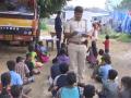 पोलीस उपनिरीक्षक शांतप्पा दररोज शिकवितात मजुरांच्या मुलांना - Marathi News | Sub-Inspector of Police Shantappa teaches the children of laborers every day | Latest national News at Lokmat.com