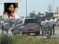 राज ठाकरेंच्या पत्नी शर्मिला यांच्या कारला नवी मुंबईत अपघात - Marathi News | sharmila raj thackeray car met with an accident in navi mumbai | Latest maharashtra News at Lokmat.com