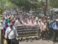 कामाचा मोबदला न मिळाल्याने ठाण्यातील शेकडो कामगार रस्त्यावर - Marathi News | Hundreds of workers in Thane are on the streets due to non-payment of wages | Latest thane News at Lokmat.com