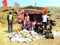 दहा शिवप्रेमींकडून गडाची स्वच्छता, अशीही शिवजयंती साजरी - Marathi News | Shivaji Jayanti celebrates the festivities of ten Shivaprimites | Latest vasai-virar News at Lokmat.com